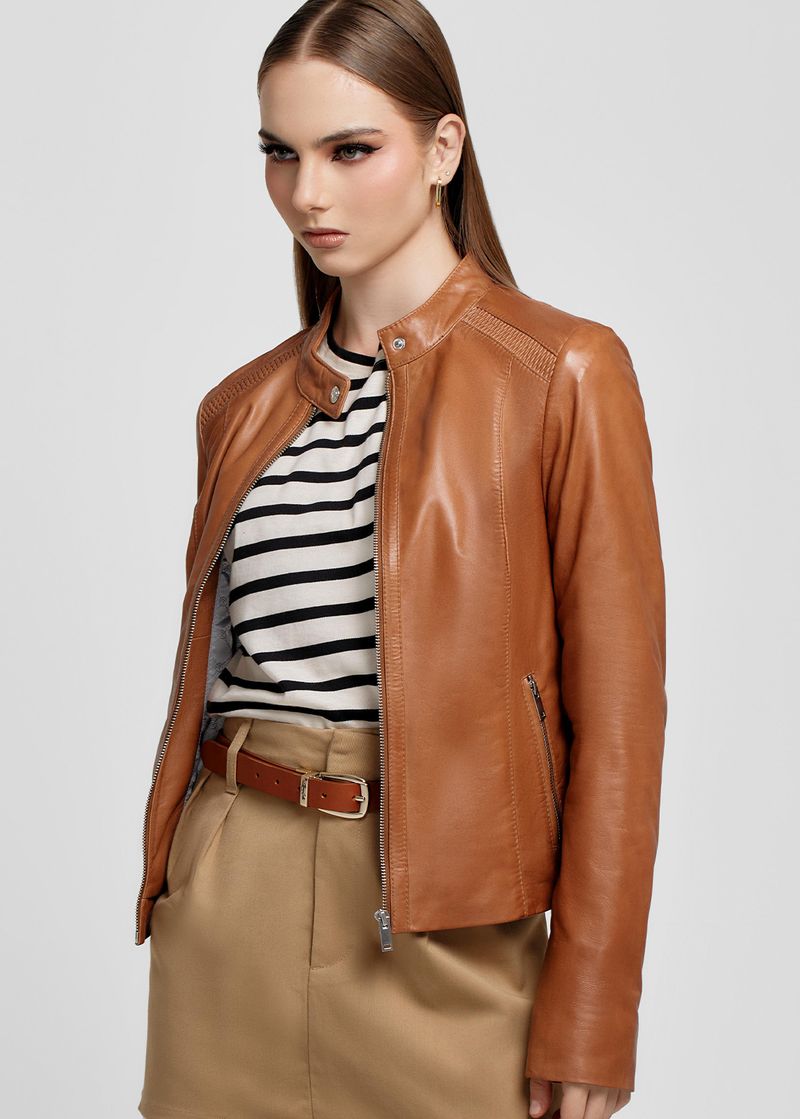 CASACA CON DETALLE EN LOS HOMBROS 1