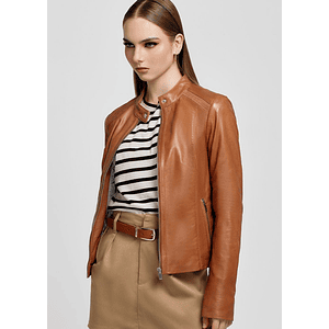 CASACA CON DETALLE EN LOS HOMBROS