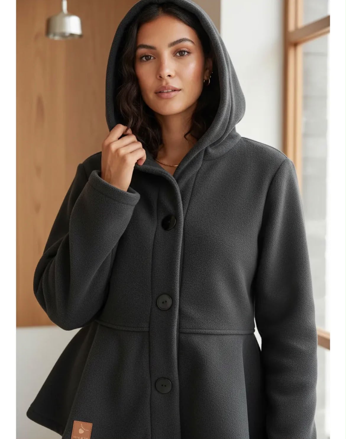 Abrigo Polar Peplum Con Gorro Y Botones Coração Negro