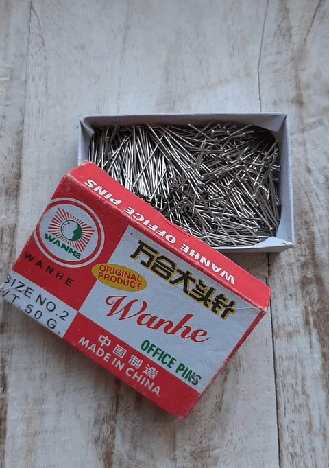 Alfileres en caja