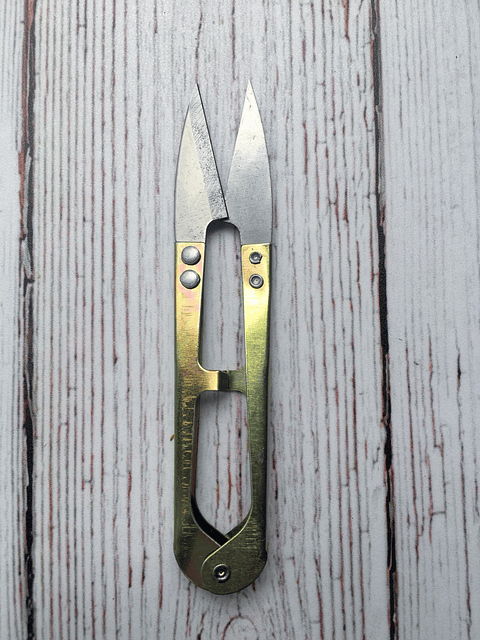 Tijera cortahilacha metálica