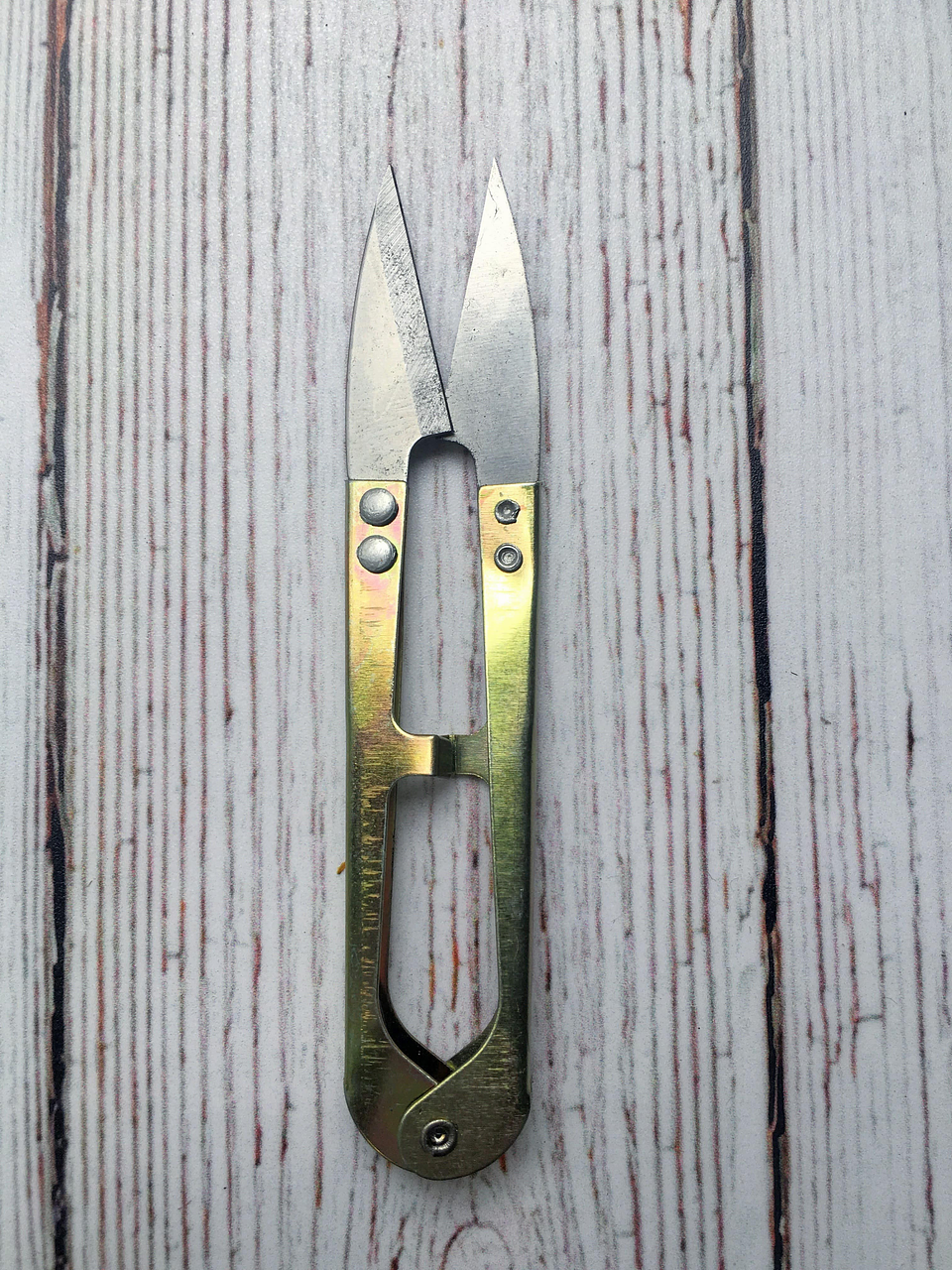 Tijera cortahilacha metálica 1