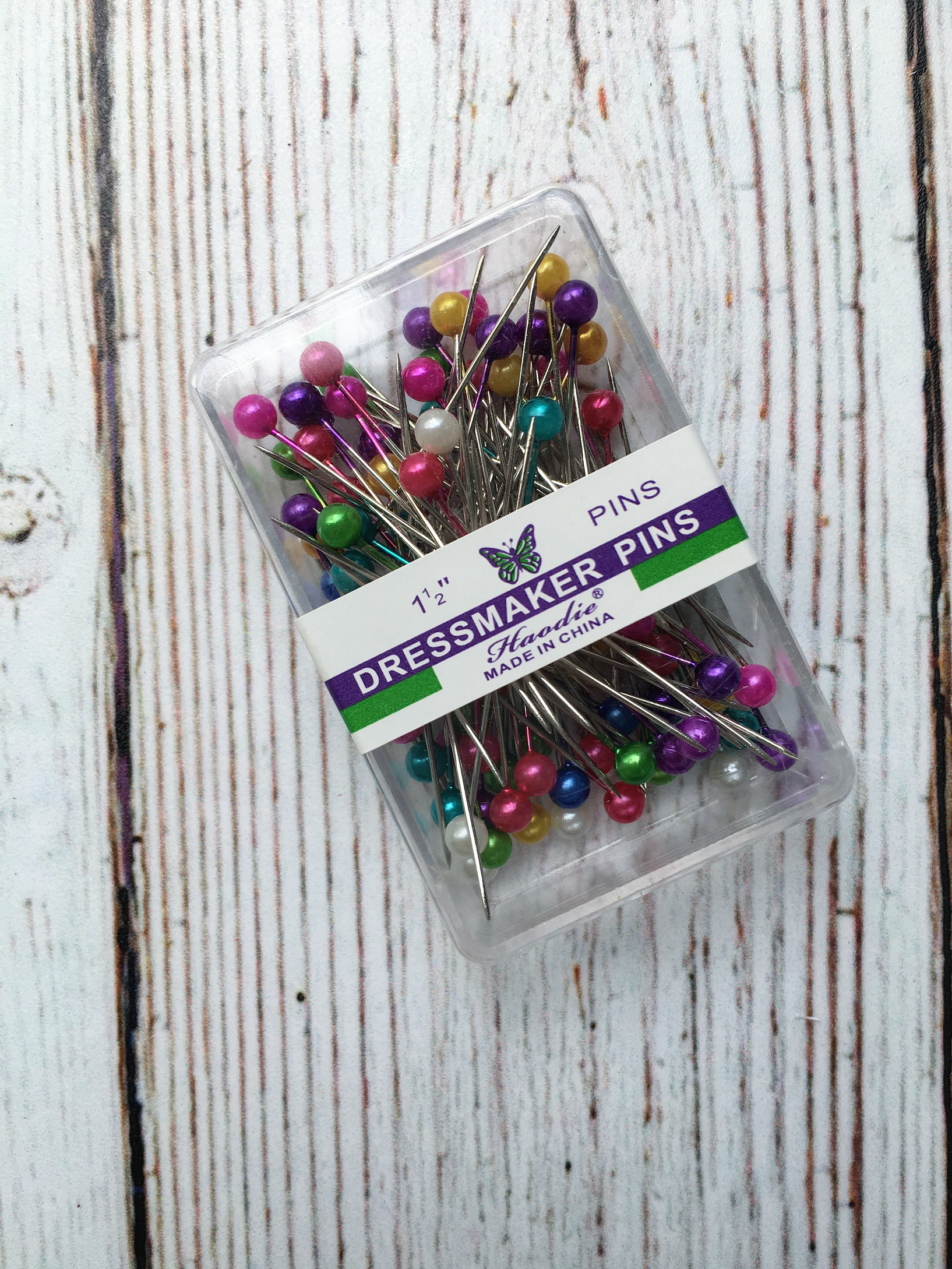 Alfileres colores en caja 1