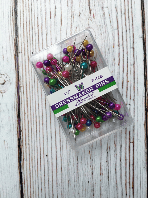 Alfileres colores en caja