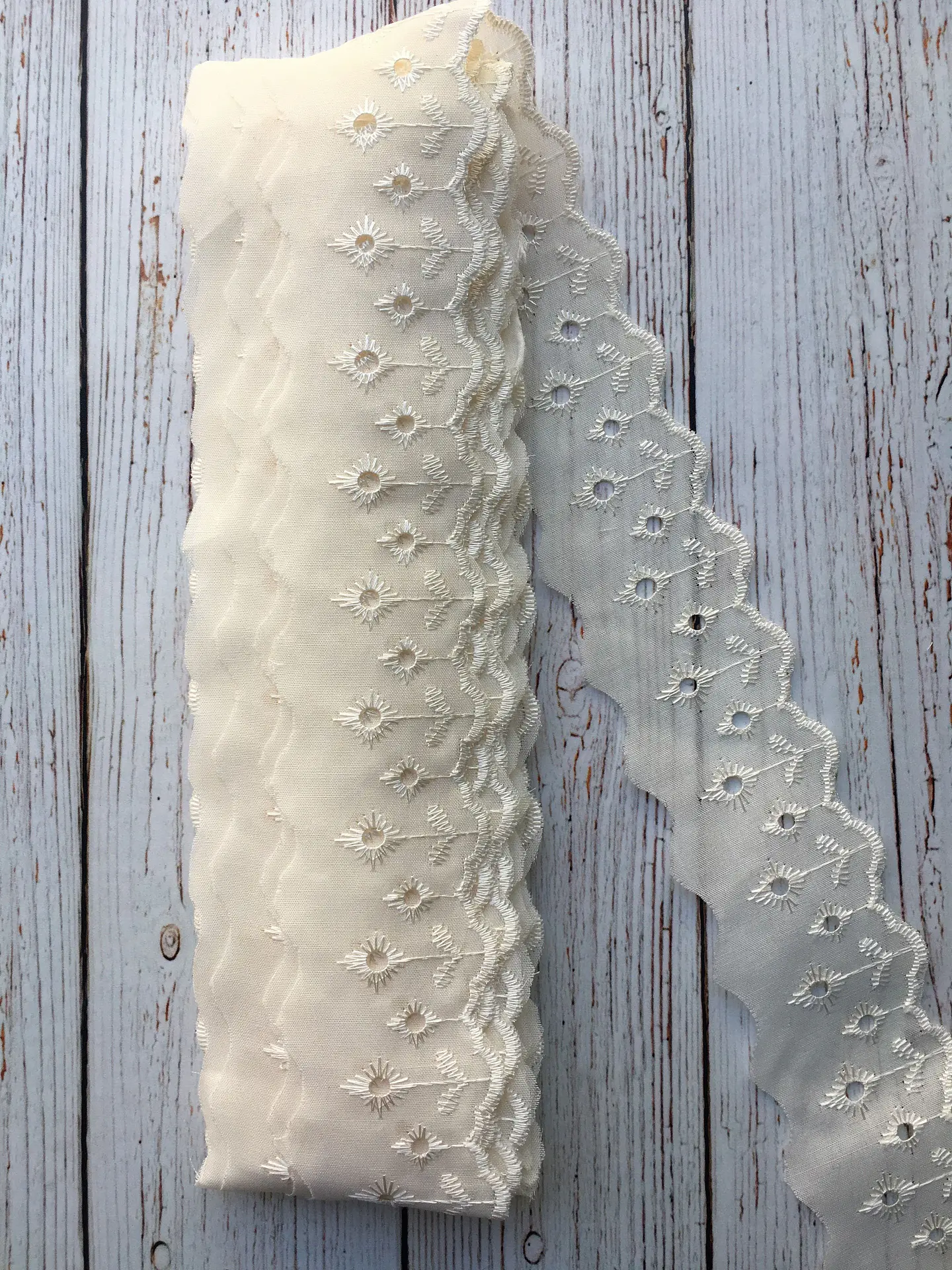 Broderie 4.5cm Flores por metro 5