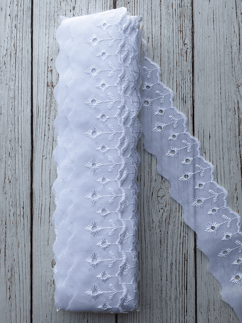 Broderie 4.5cm Flores por metro