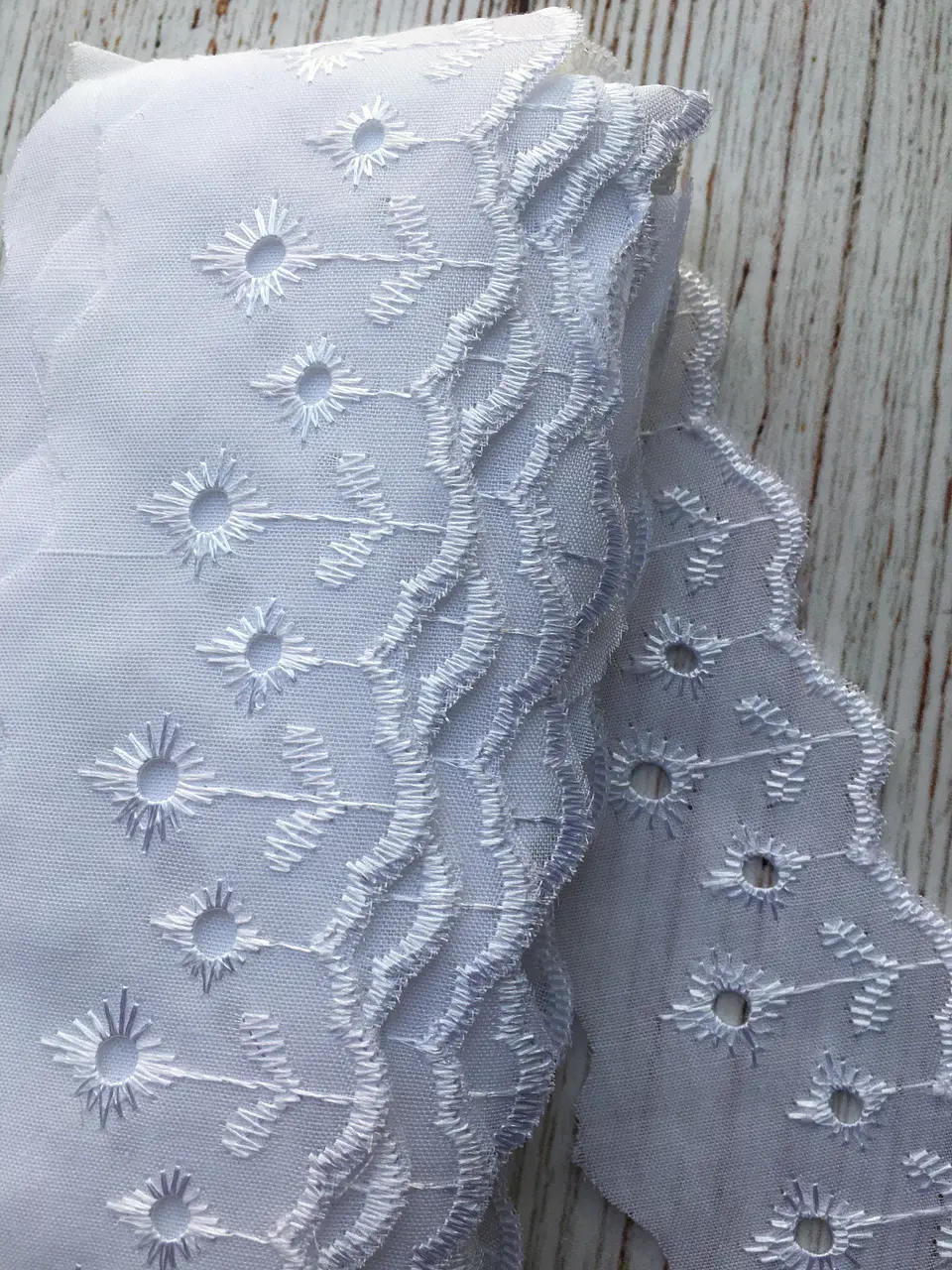 Broderie 4.5cm Flores por metro 1