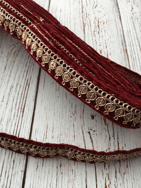 Cinta india lentejuela dorada burdeo