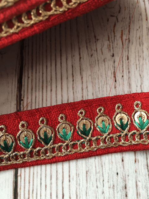 Cinta india lentejuela dorada roja