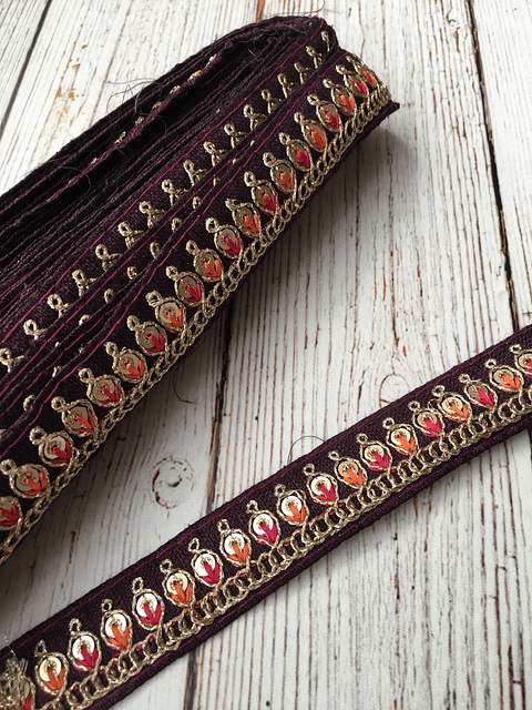 Cinta india lentejuela dorada berenjena