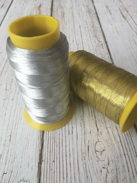 Hilo metalizado para bordar