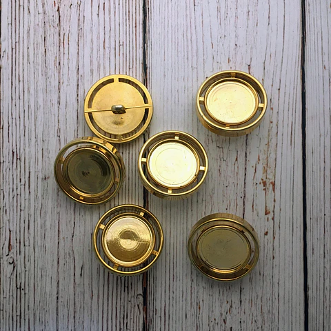 Botón dorado grande