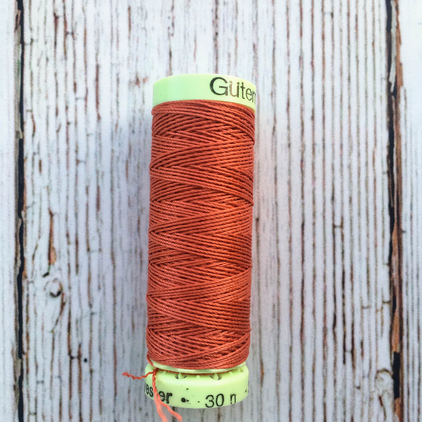 Hilo Ojales y Pespuntes Gutermann 23