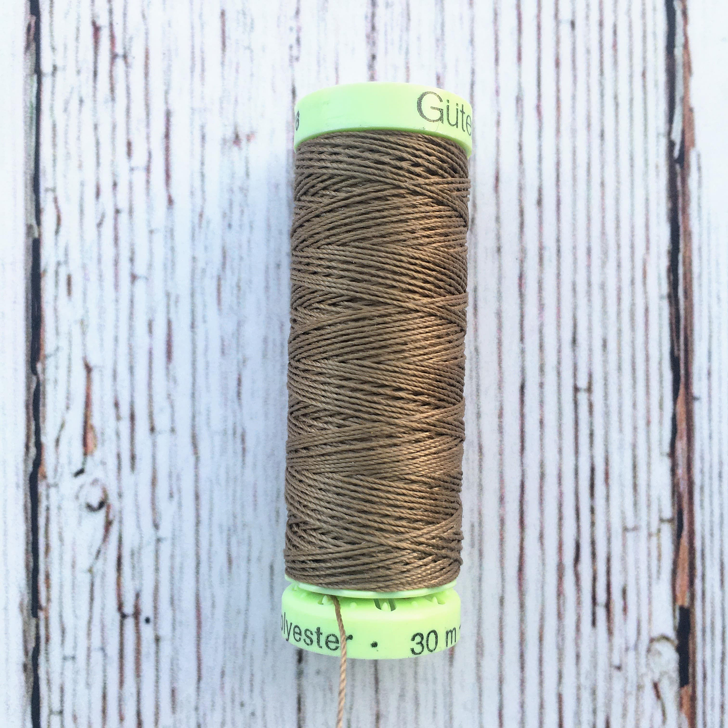 Hilo Ojales y Pespuntes Gutermann 28