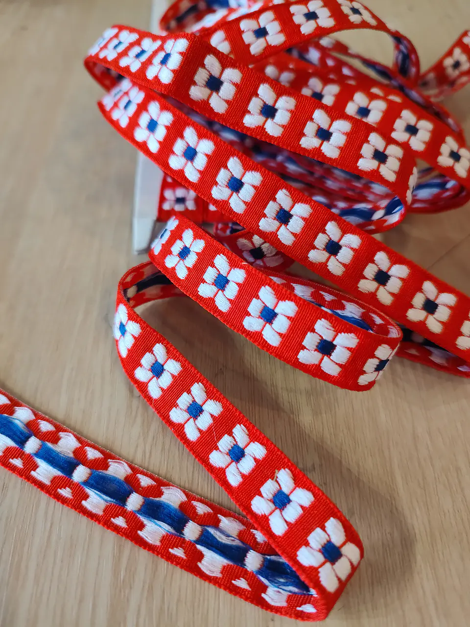 Cinta jacquard roja flores por metro 1