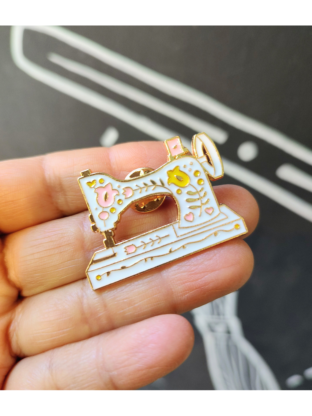 Pin Máquina de Coser Blanca 1