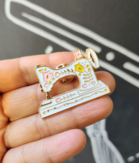 Pin Máquina de Coser Blanca