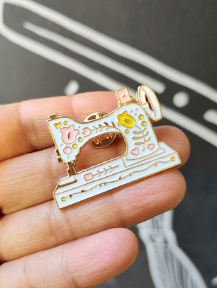Pin Máquina de Coser Blanca