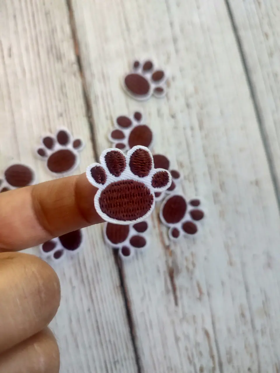 Parche termoadhesivo huellita café  1