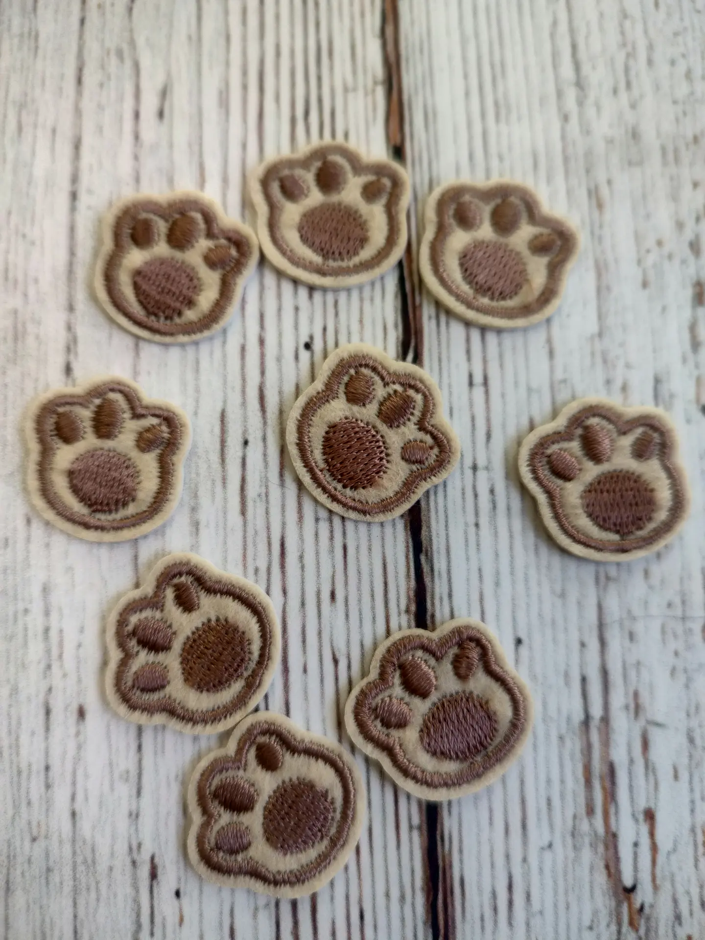 Parche termoadhesivo huellita beige 1