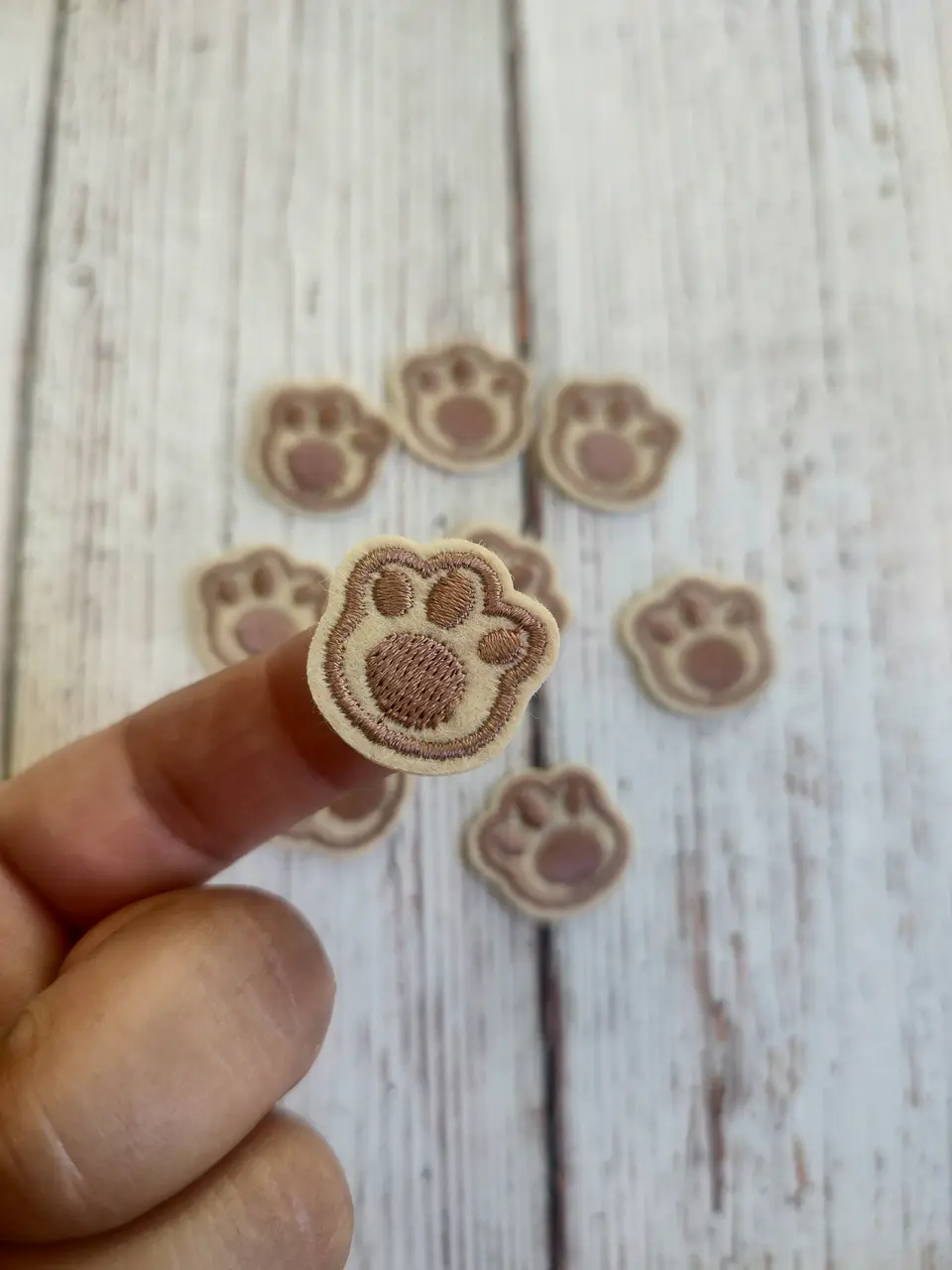 Parche termoadhesivo huellita beige 2