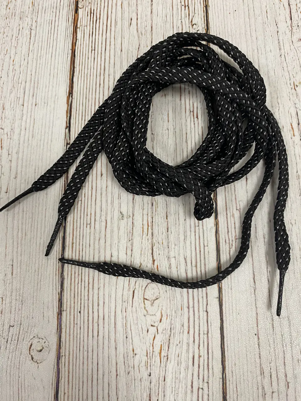 Cordones Zapatilla planos negro y plateado 120cm 1