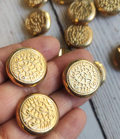 Botones Plumas dorados unidad