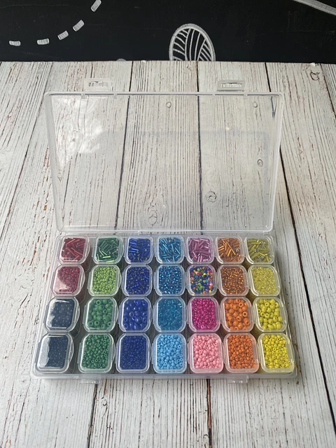 Caja de mostacillas y canutillos