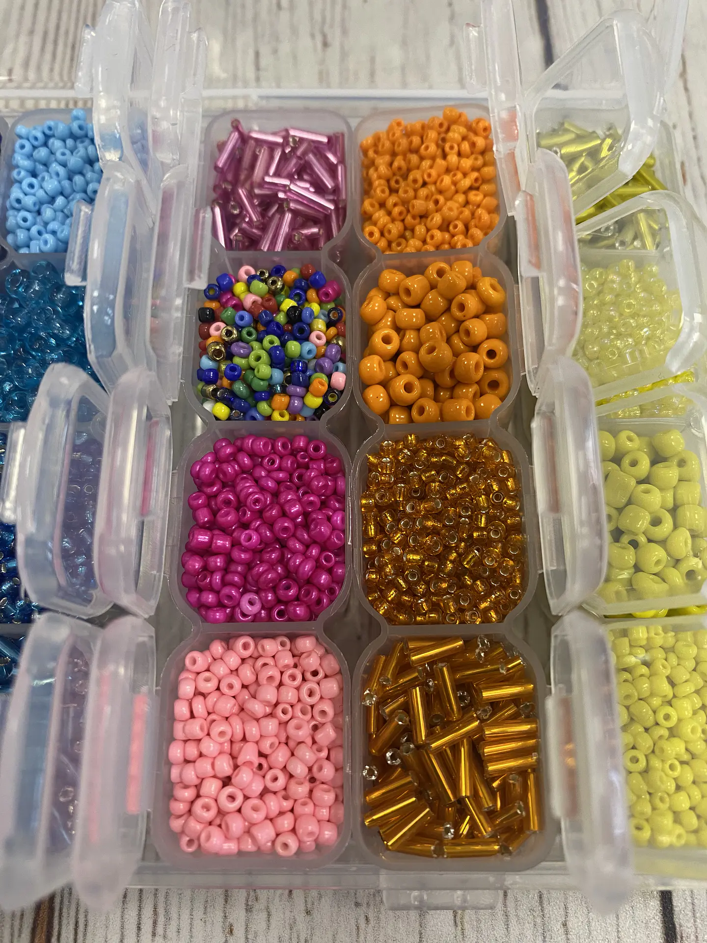 Caja de mostacillas y canutillos 4