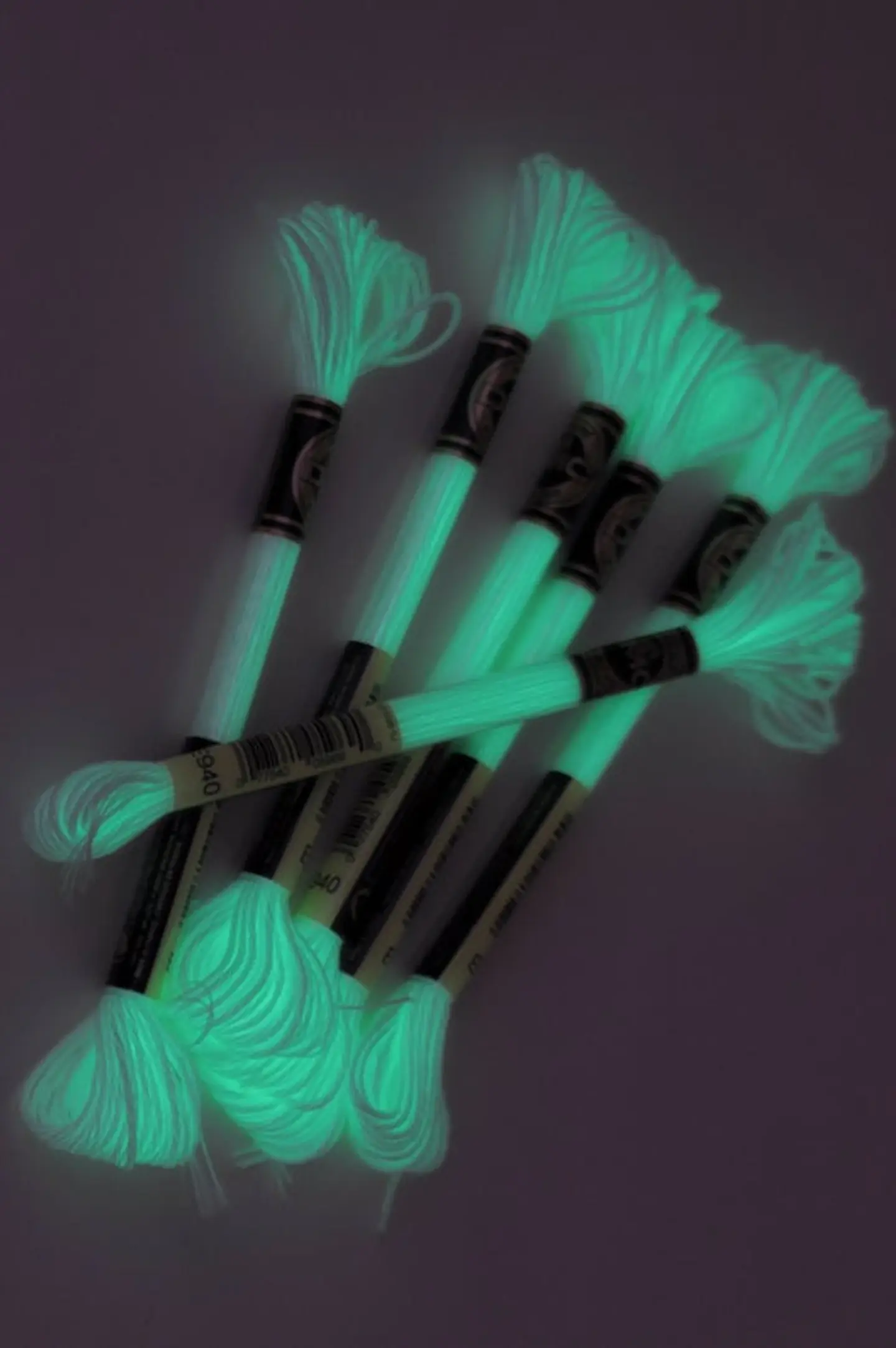 Hilo para bordar que brilla en la oscuridad 1