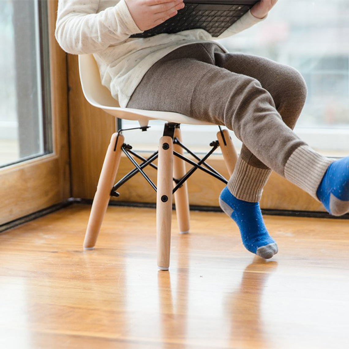 Pack Mesa Eames Kids + 2 Sillas Kids 5