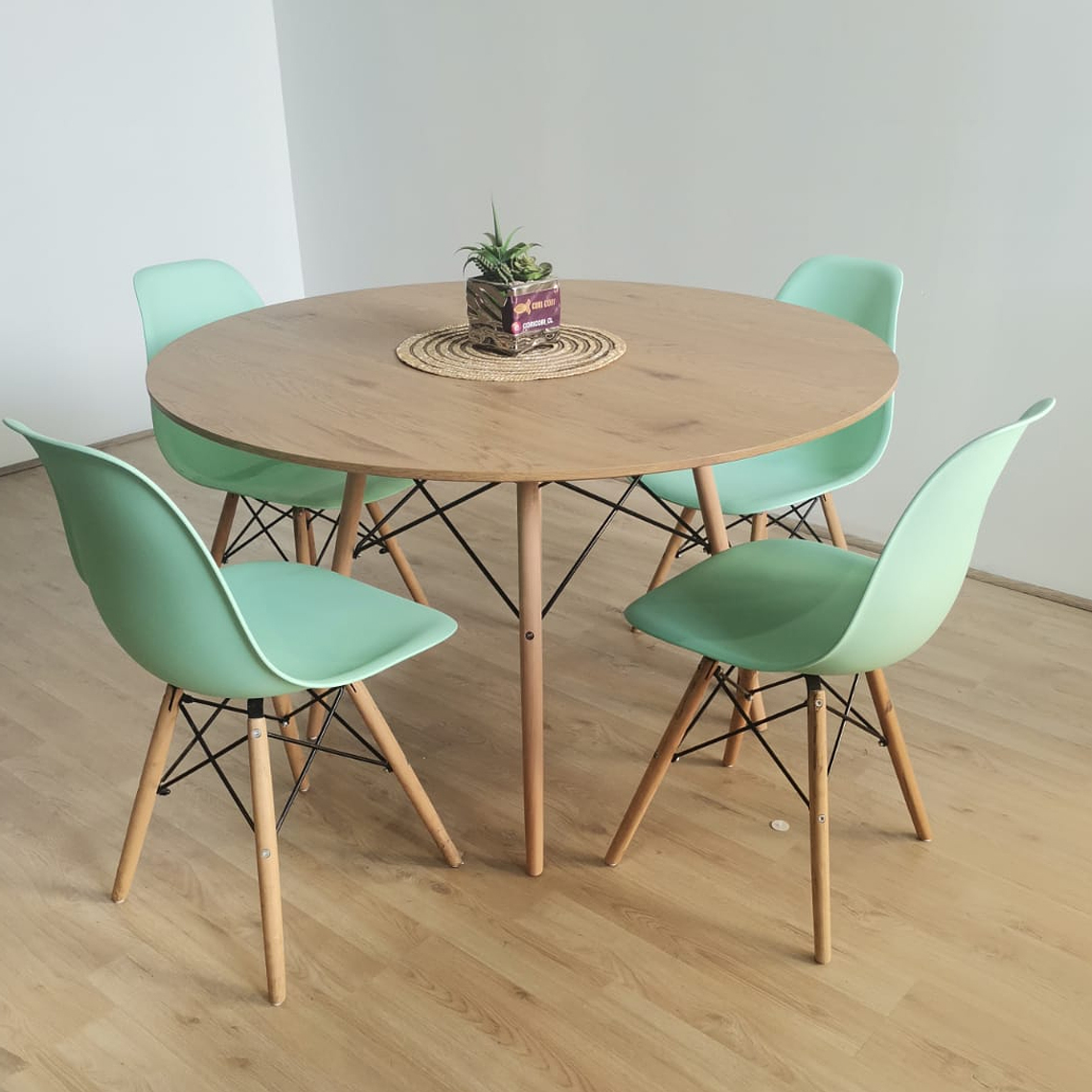 Comedor Mesa Wood 100cm + 4 Sillas Eames 4