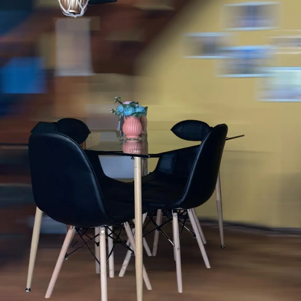 Comedor Rubi 130x80cms + 4 Sillas Capitonne Eames Ecocuero 4