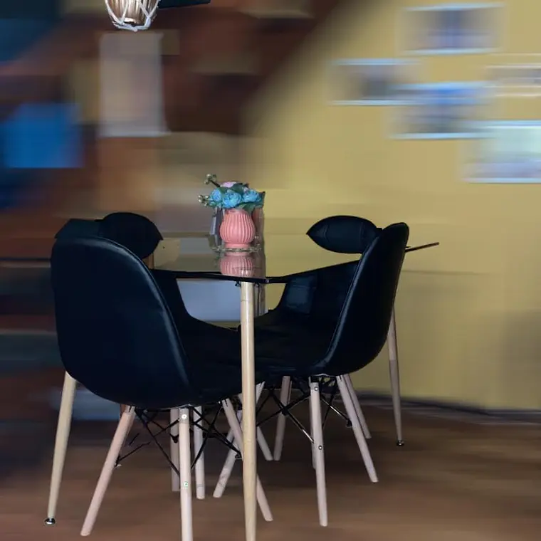 Comedor Rubi 130x80cms + 4 Sillas Capitonne Eames Ecocuero 4