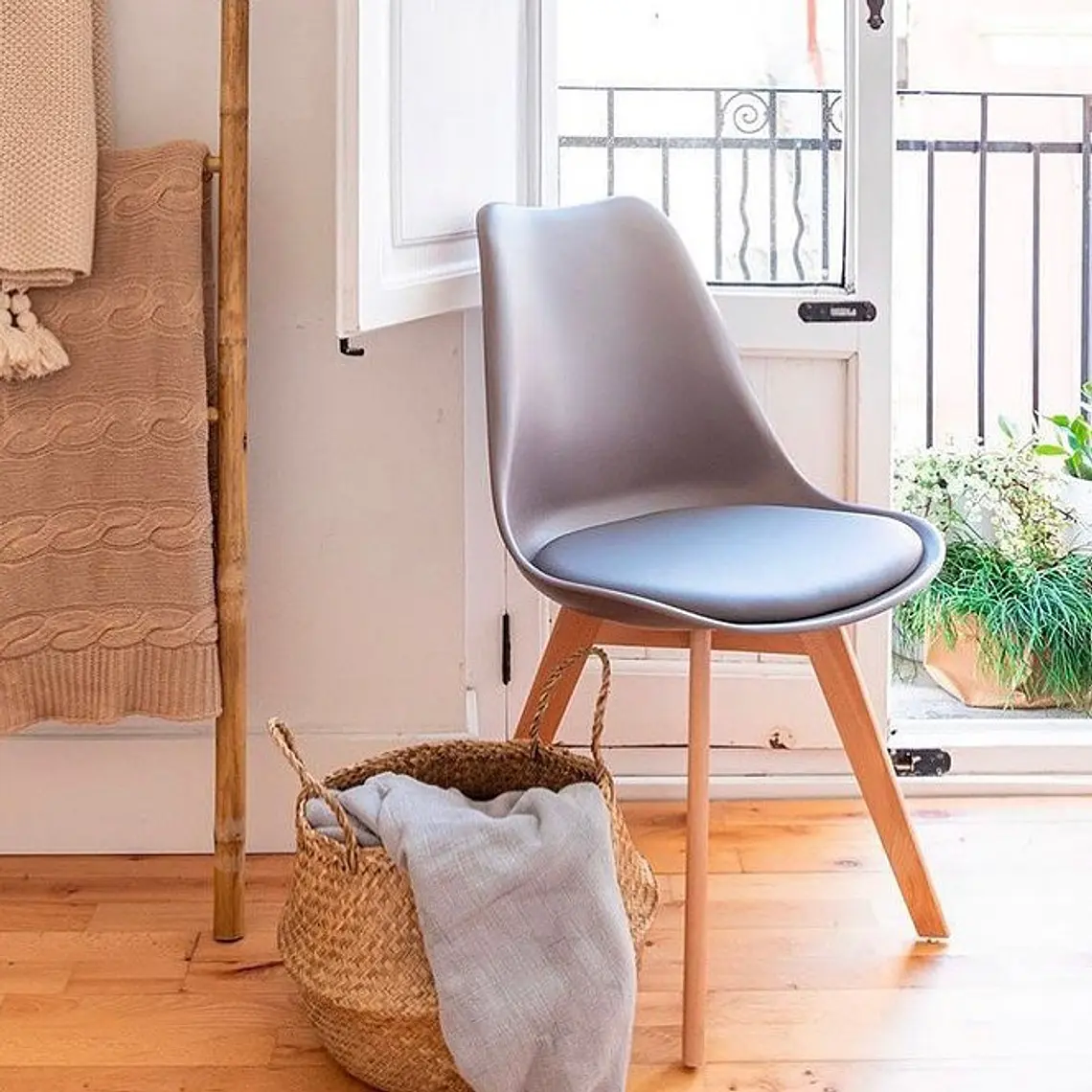 PREVENTA.- Comedor Mesa Expandible (100 - 180cms) + Sillas Tulip 22