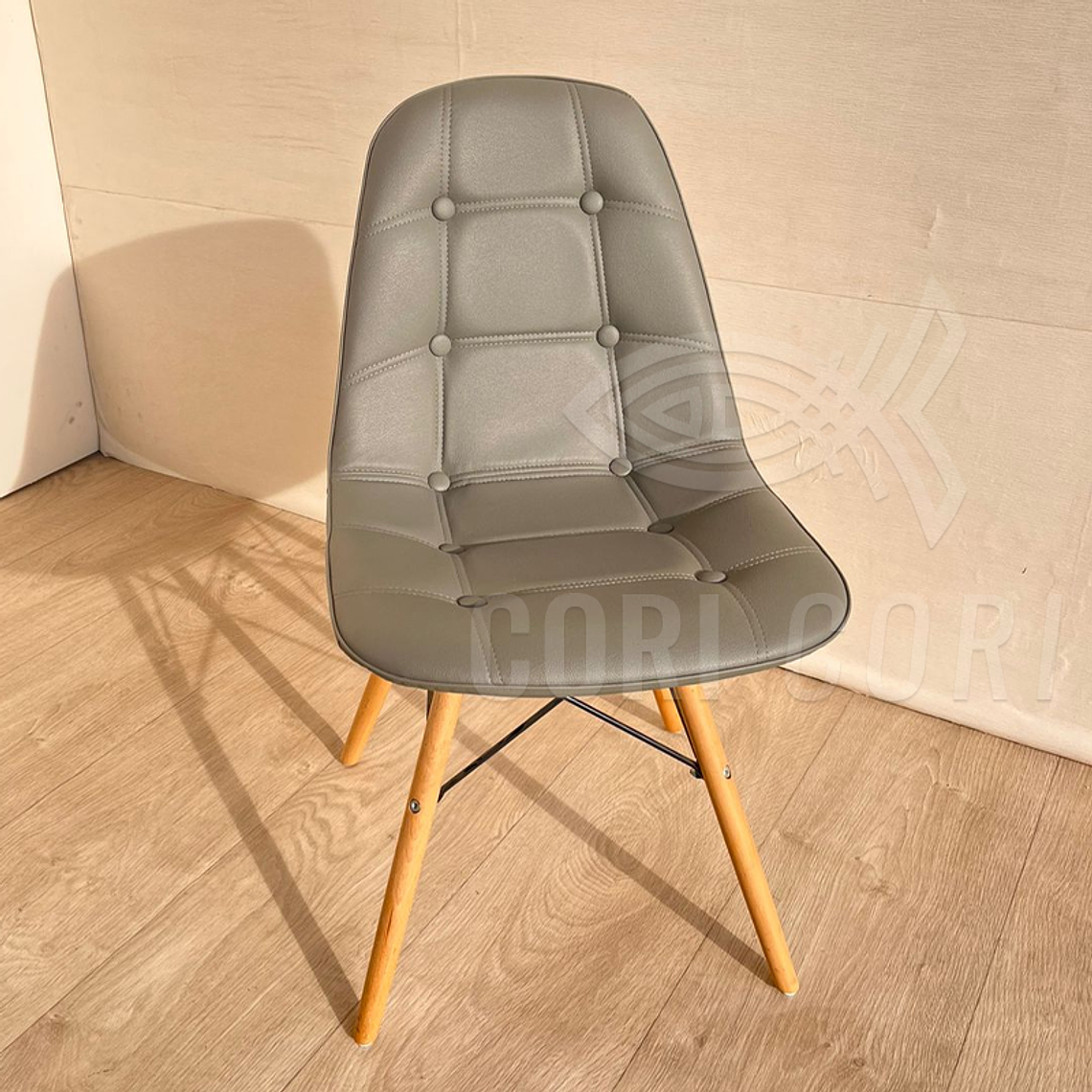 Comedor Medlock 130x80cm + 4 Sillas Capitonné Eames 8