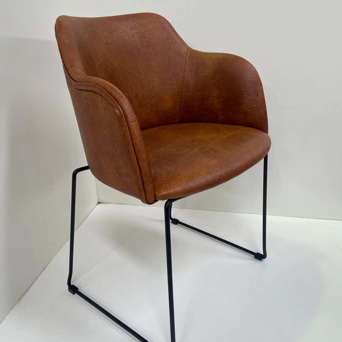 Butaca Albania de Cuero Sintético con Metal Industrial 3