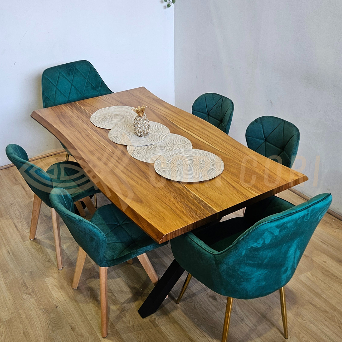 Juego de Comedor Medlock Rústica 160x90 cm + 4 Sillas Mariposa Velvet + 2 Poltrona Diamante 4