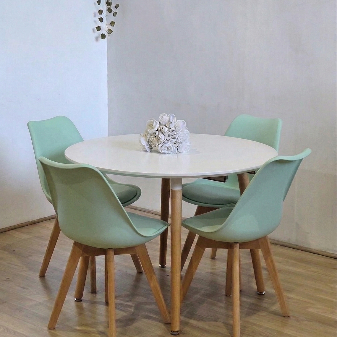 Comedor Mesa Aura Blanca 100cms + 4 Sillas Tulip 5