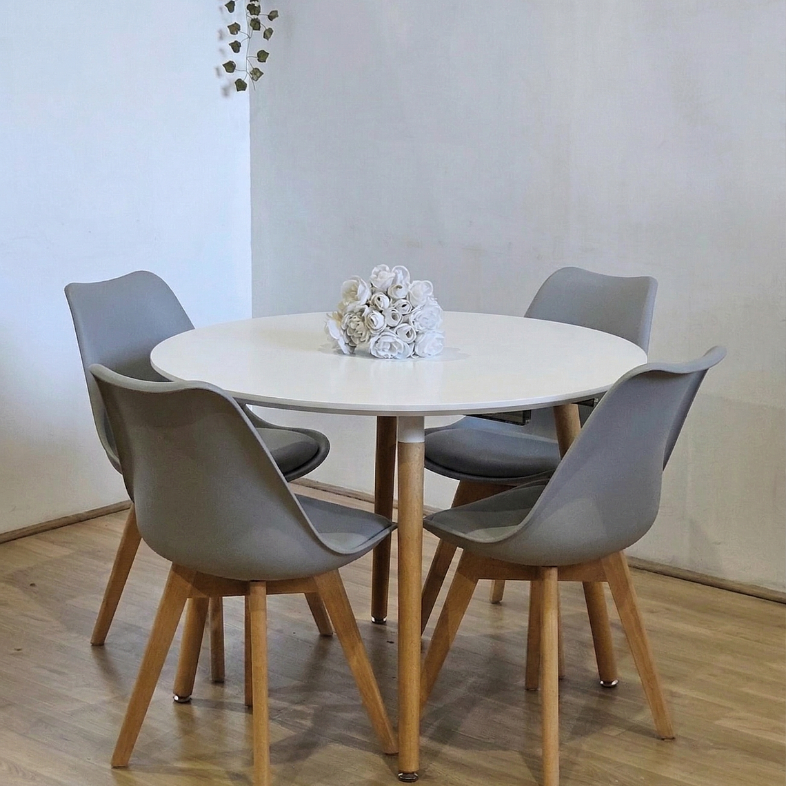 Comedor Mesa Aura Blanca 100cms + 4 Sillas Tulip 9