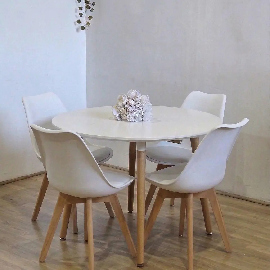 Comedor Mesa Aura Blanca 120cms + 4 Sillas Tulip 10