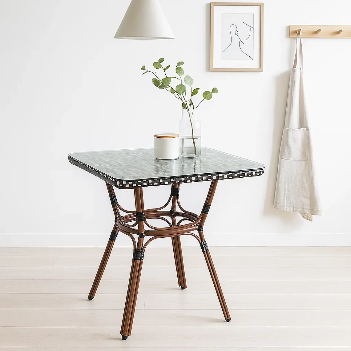 Mesa Bistro Parisino con Metál y Rattan Sintético 1