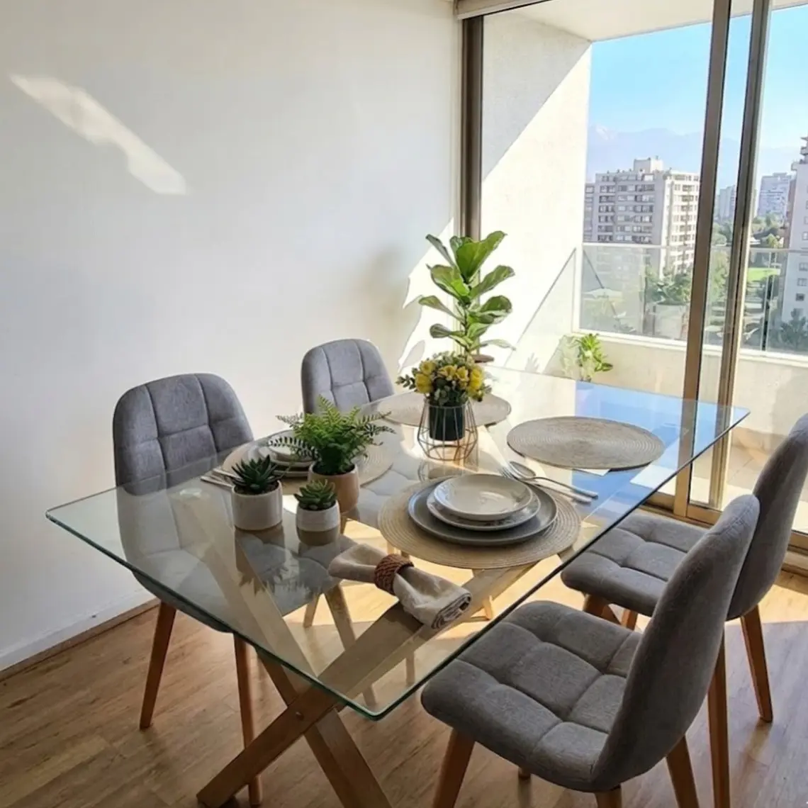 Comedor Medlock 140 x 90cm + 4 Sillas Capitonne Lino 6