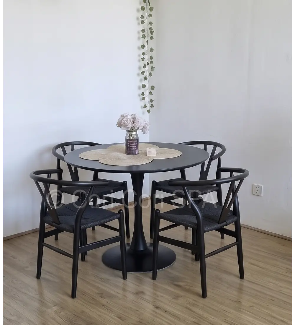 Comedor Tulip Negra 100cms + 4 Silla Wishbone Madera