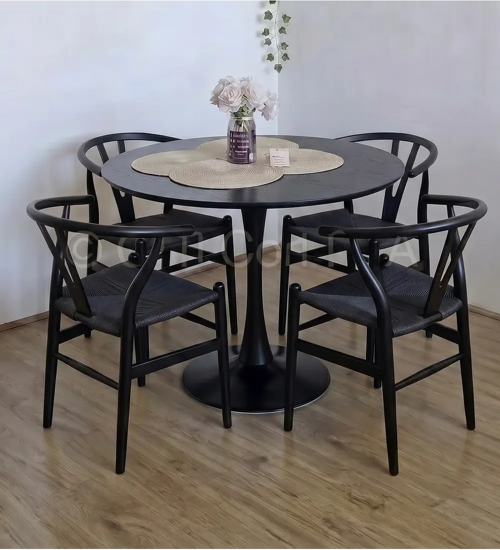 Comedor Tulip Negra 100cms + 4 Silla Wishbone Madera