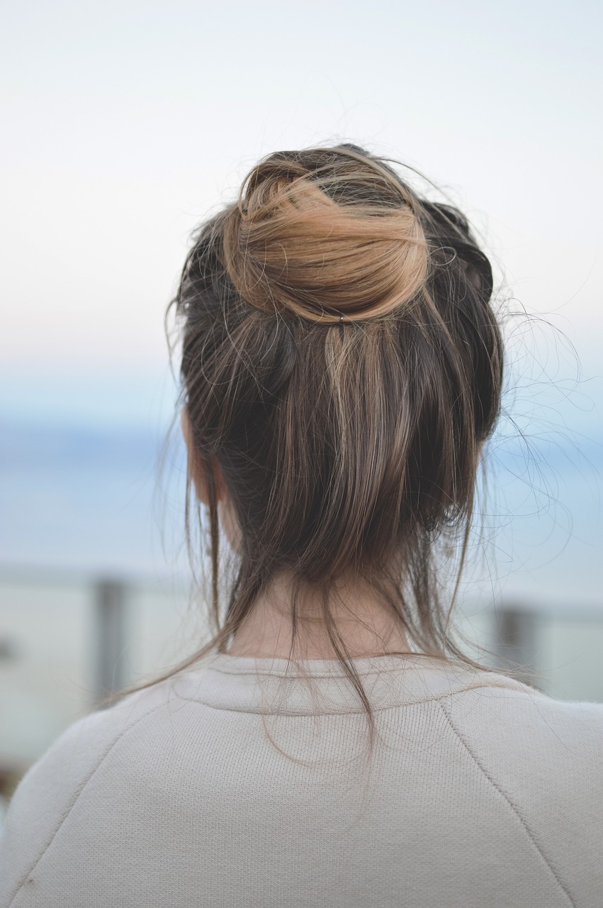 Por qué se te está cayendo el cabello (y qué puedes hacer antes de que empeore)
