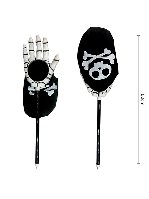 Mano con bolsa para dulces calavera negro 