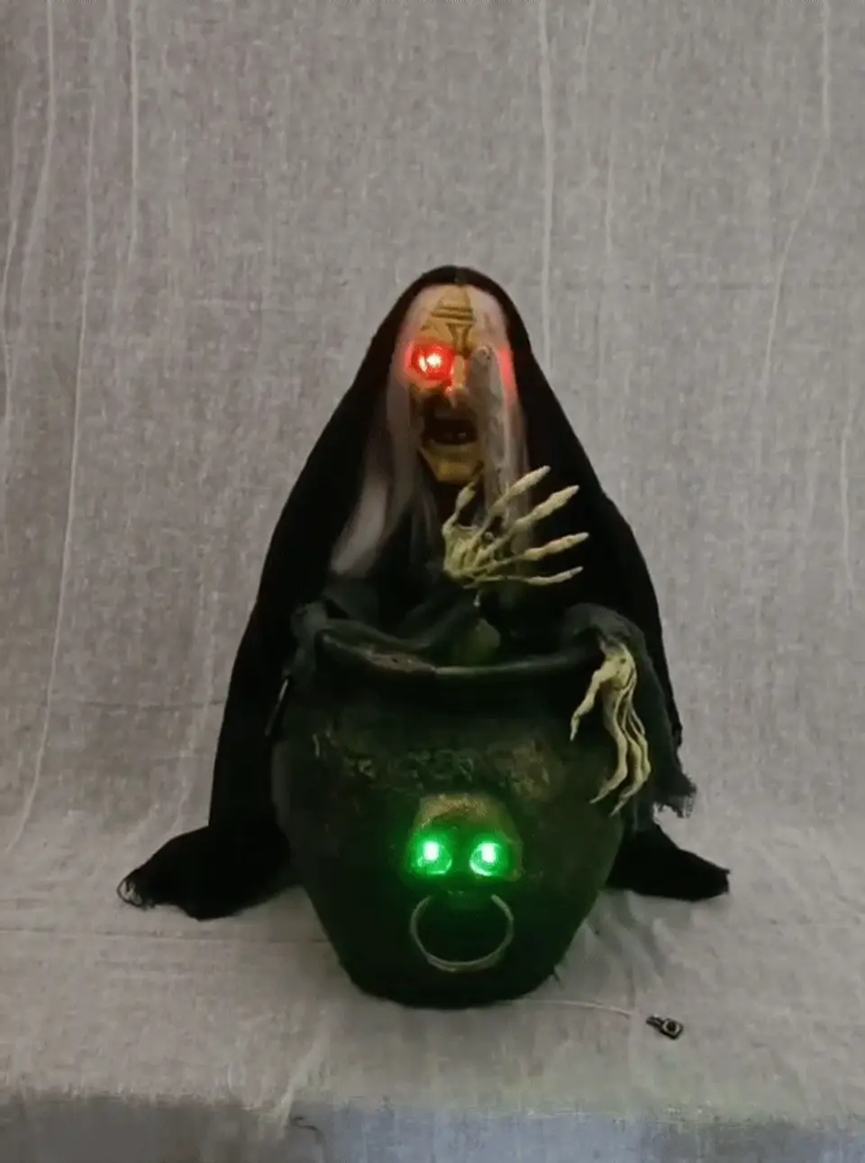 Brujita con caldera animatronic  2