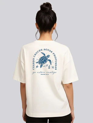 Camiseta Oversized Cuando Cruces Aguas Profundas Isaiah 43:2 Tortuga