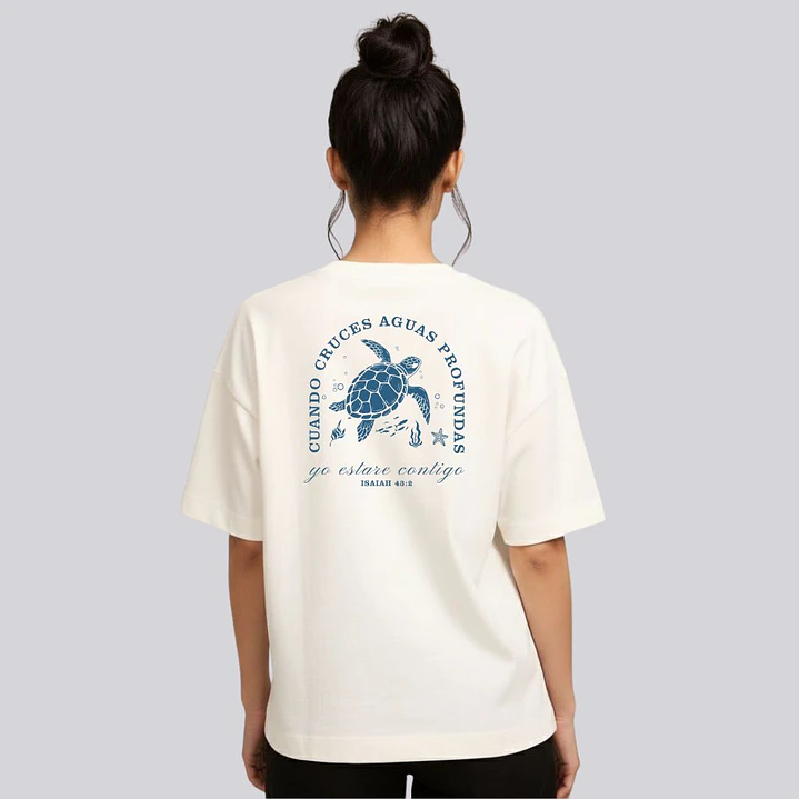 Camiseta Oversized Cuando Cruces Aguas Profundas Isaiah 43:2 Tortuga 2